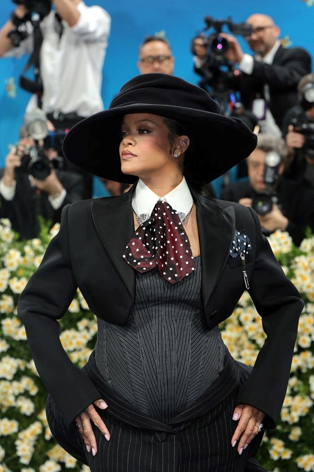 Rihanna iç çamaşırı markası için poz verdi: "Sürekli karnımı gizlemeye çalıştım" - 5