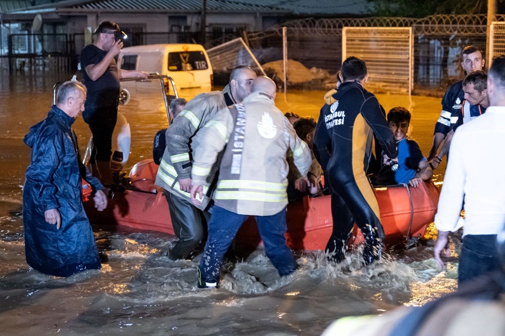 İstanbul'u sağanak vurdu: Ev ve iş yerlerini su bastı, sele kapılan 2 kişi hayatını kaybetti - 24