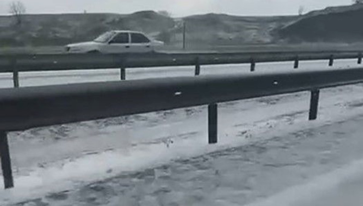 Çankırı'da D100 karayolu yağan dolu ile beyaza büründü Çankırı'da D100 karayolu yağan dolu ile beyaza büründü