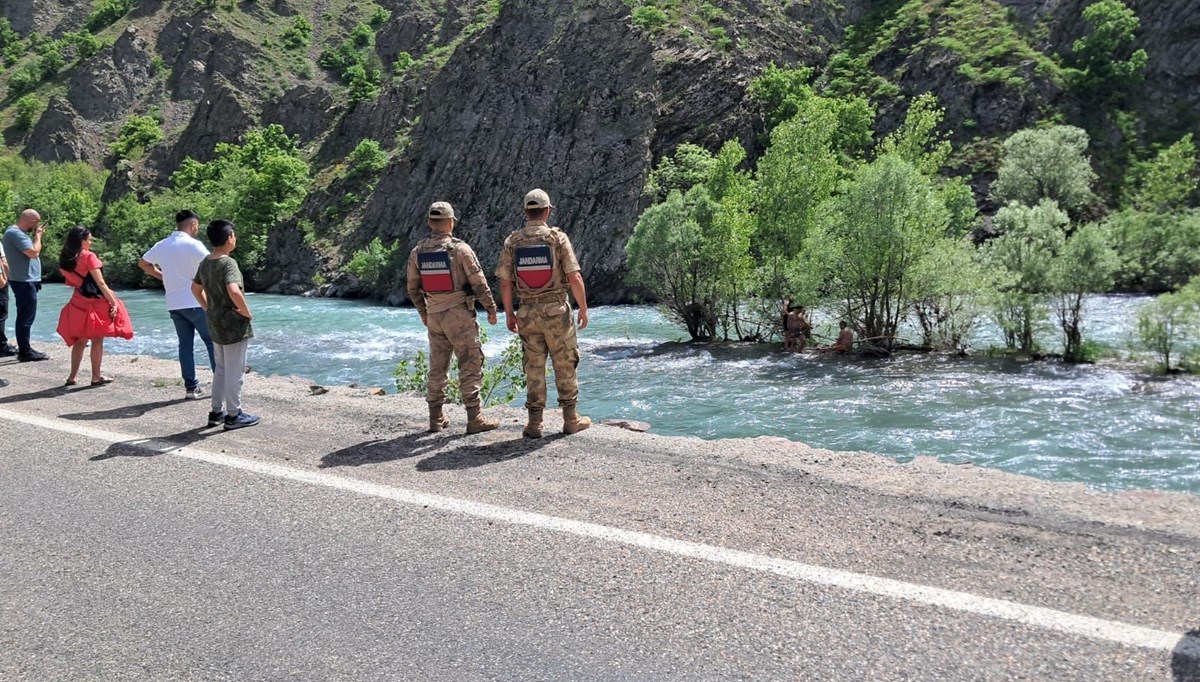Munzur Nehri’nde mahsur kaldı