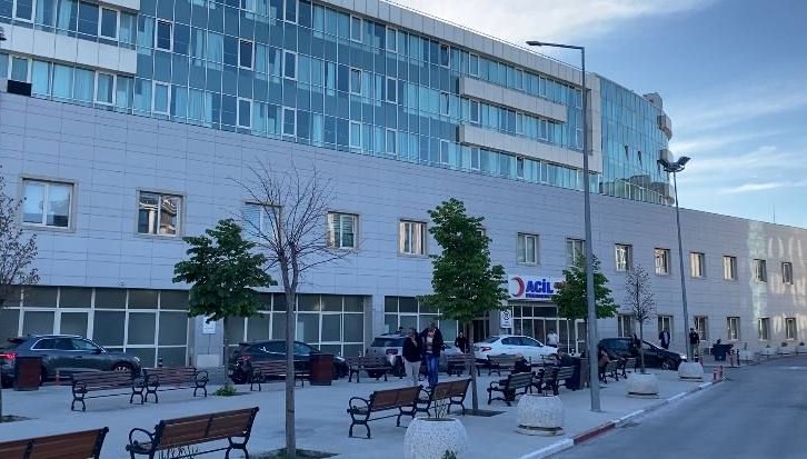 Husumetlisini hastanede silahla vurdu