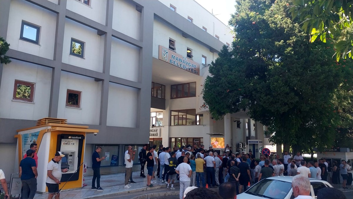 Operasyon haberinin alınmasıyla çok sayıda kişi belediye binasına geldi
