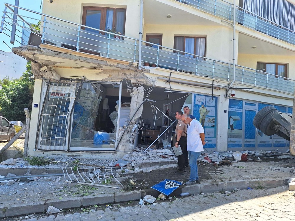 Freni boşalan kamyon ortalığı savaş alanına çevirdi: 9 yaralı - 4