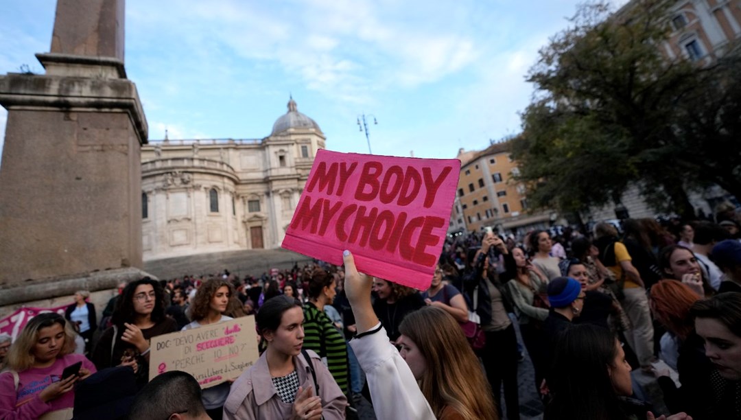 İtalya'da kadınlara baskı artıyor Kürtaj karşıtlarına kliniklere girme izni verildi