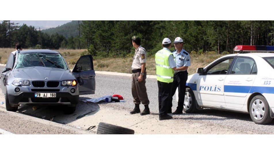 Mıcırlı yolda 1 saat içinde 4 kaza: 1 ölü, 6 yaralı