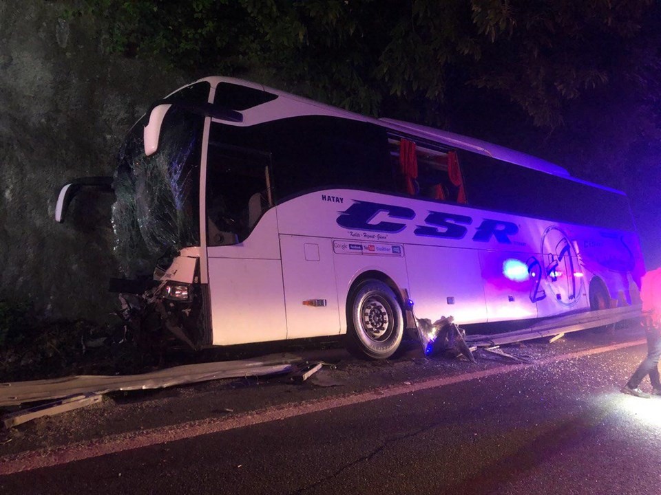 Yolcu otobüsü traktörle çarpıştı: 1 ölü, 12 yaralı - 1