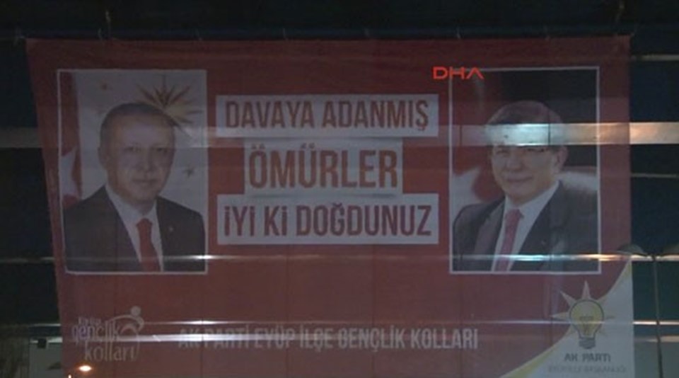Erdoğan ve Davutoğlu'na doğum günü pankartı - 1