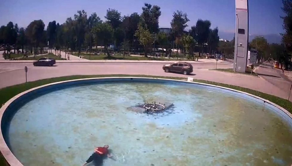 Alkollü adam süs havuzuna düştü
