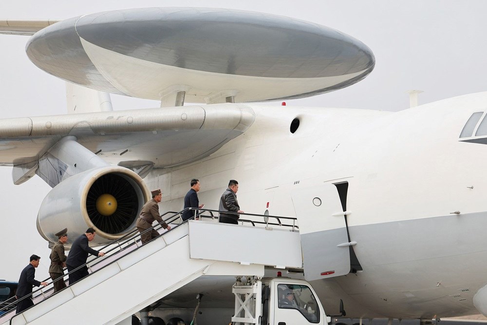 Kuzey Kore'den gövde gösterisi: Yeni uçağını ilk defa görücüye çıkardı - 1
