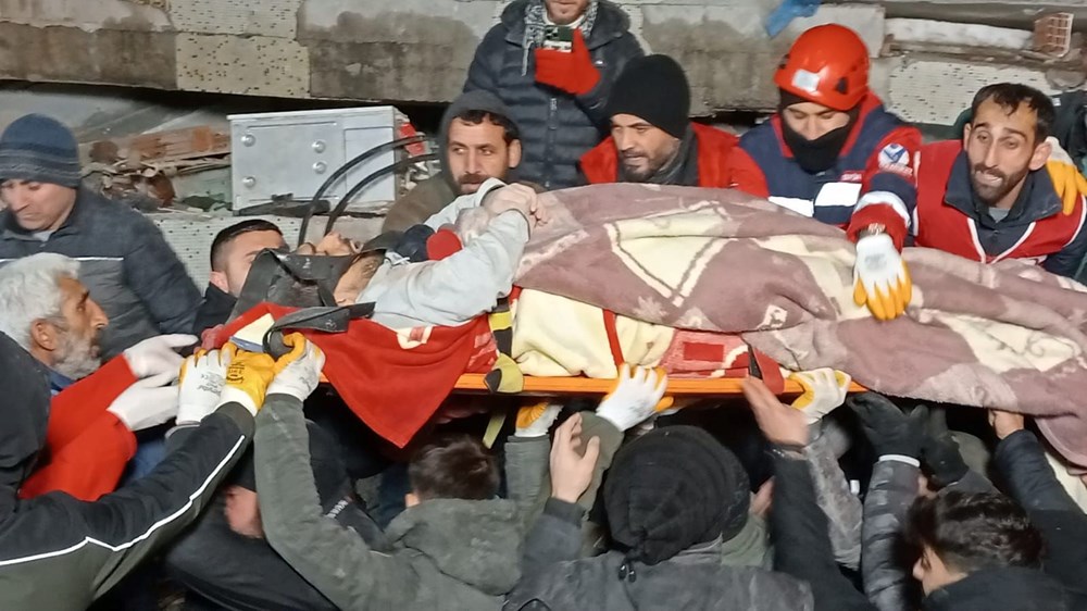 Enkaz altındakiler için zamana karşı yarış - 26