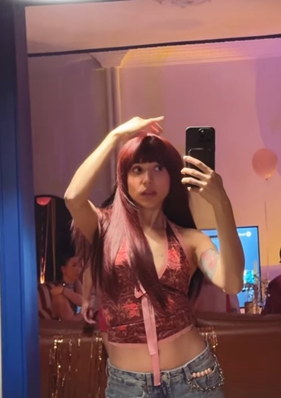 Peruklu hali dikkat çekti! Zeynep Bastık'ı görenler tanıyamadı - 1