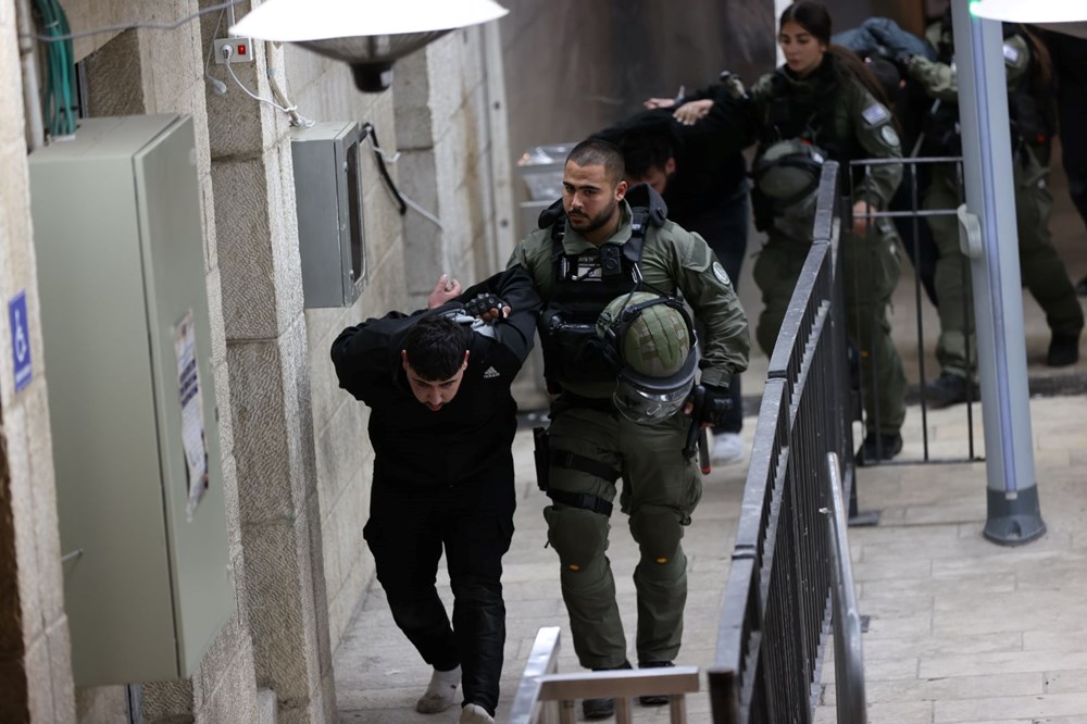 İsrail polisinden Mescid-i Aksa'ya baskın - 20