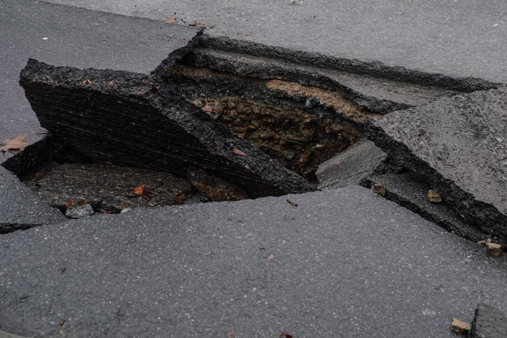 İstanbul'da su borusu patladı, moto kurye açılan çukura düştü - 14