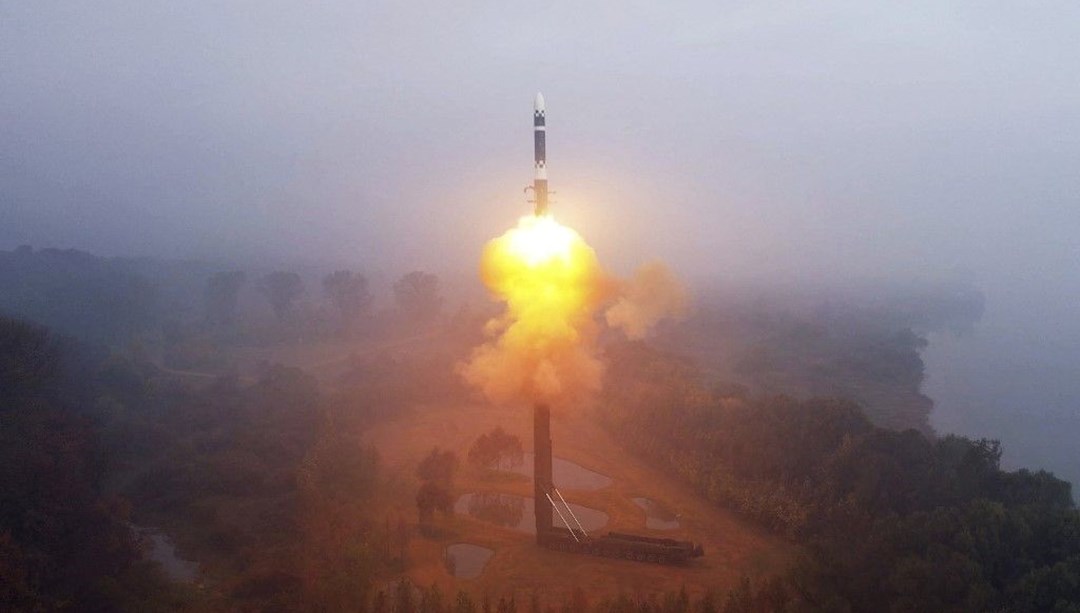 Kuzey Kore: "Dünyanın en güçlü stratejik füzesi başarıyla test edildi"