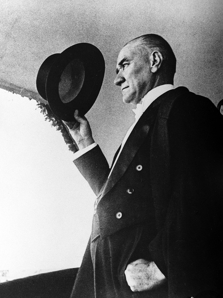 ataturk un gulerken cekilmis