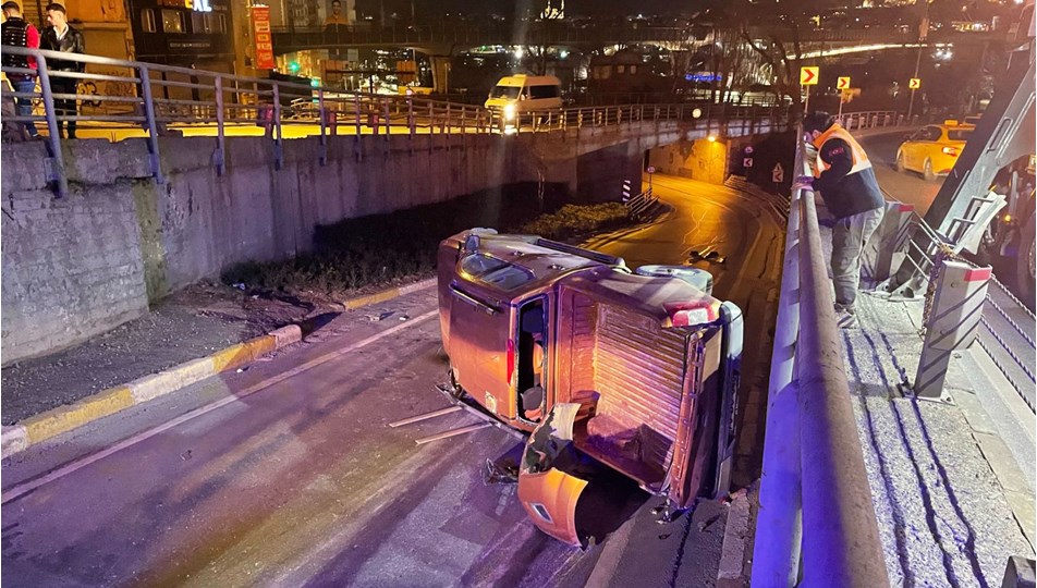 Beyoğlu'nda trafik kazası: Pikap takla attı, 3 kişi yaralandı