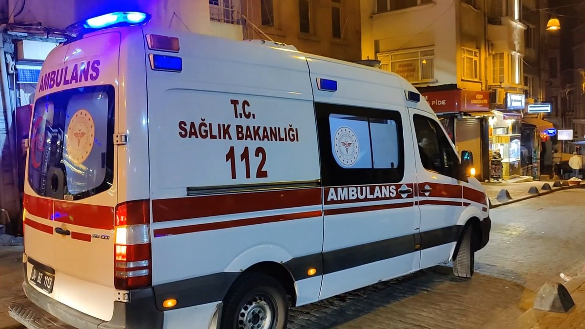 İhbar üzerine olay yerine polis, itfaiye ve sağlık ekipleri sevk edildi.