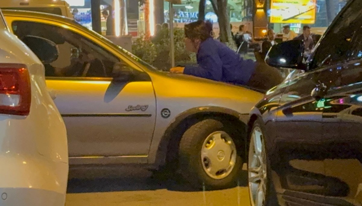 Kocasıyla tartışan kadın otomobilin kaputuna yattı