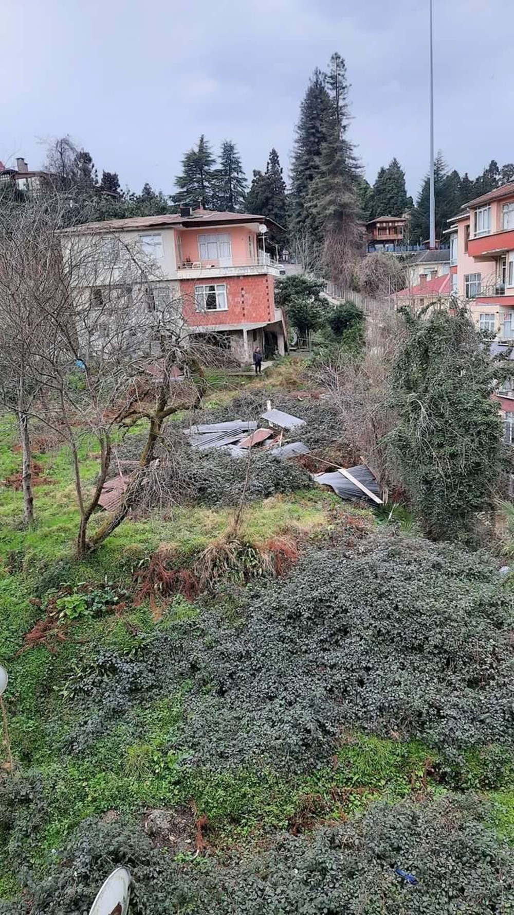 Rize'de fırtına: Çatılar uçtu, otoyol kısmen trafiğe kapandı - 4