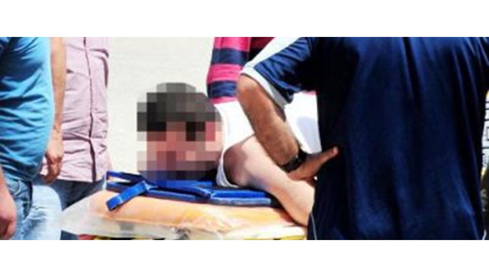 Okul önünde baltalı bıçaklı saldırı