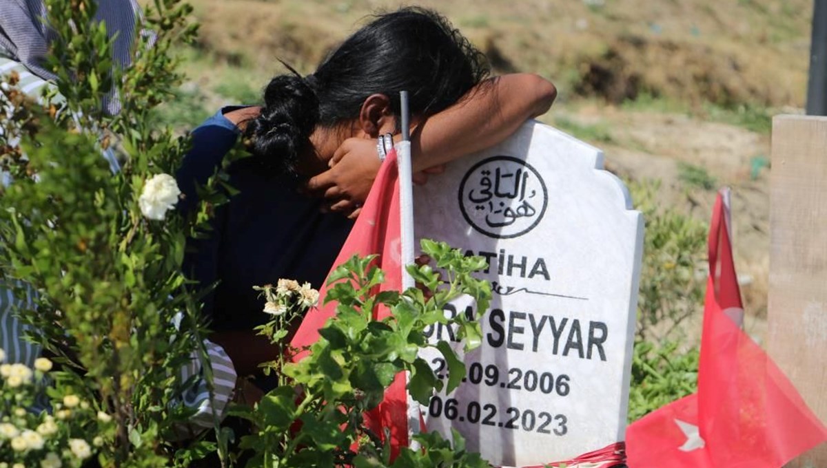 Deprem mezarlığında buruk bayram: “Bize bayram yok, adı bayram…”