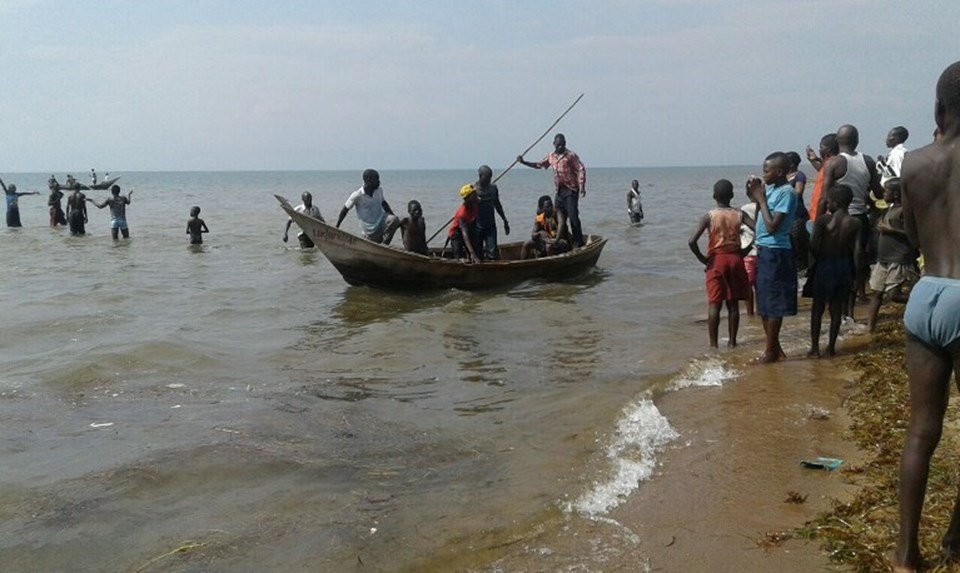 Uganda'da taraftarları taşıyan tekne alabora oldu - 1