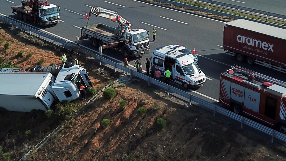 Beykoz'da TIR devrildi - 2