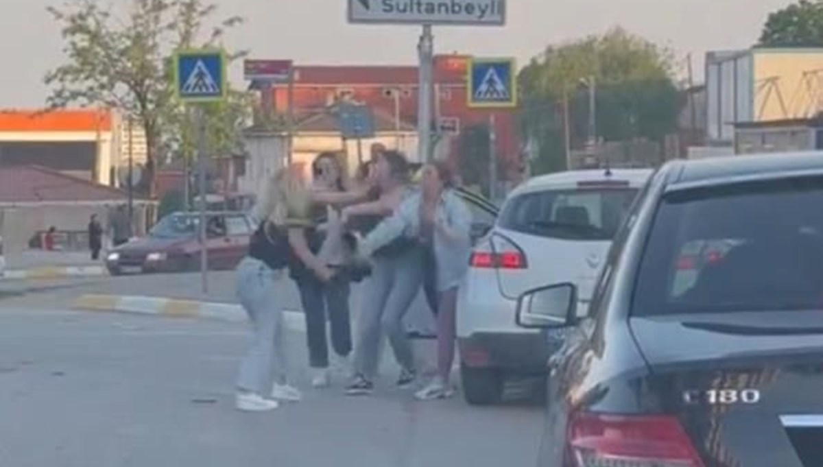 Pendik’te yol verme tartışması kavgaya dönüştü Pendik’te yol verme tartışması kavgaya dönüştü