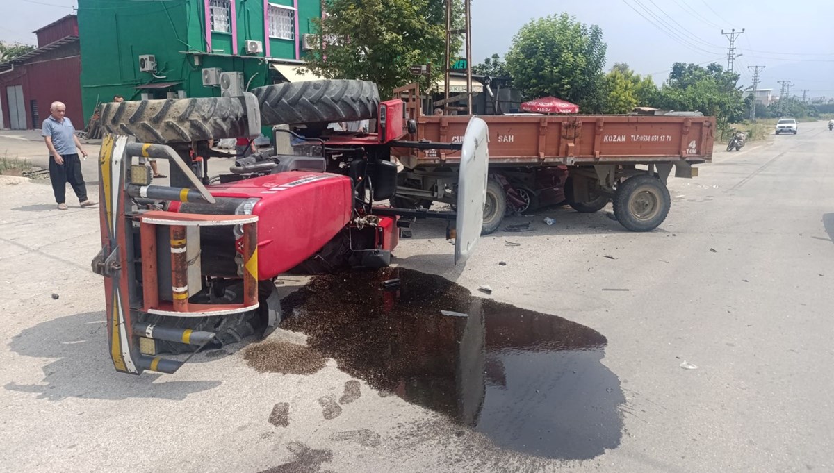Otomobille çarpışan traktör devrildi