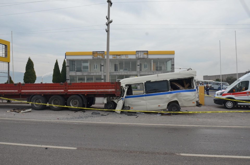 Manisa'da feci kaza: 2 ölü, 8 yaralı - 1