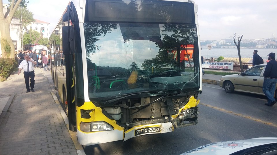 İETT otobüsü ile otomobil kafa kafaya çarpıştı: 1 ölü - 1