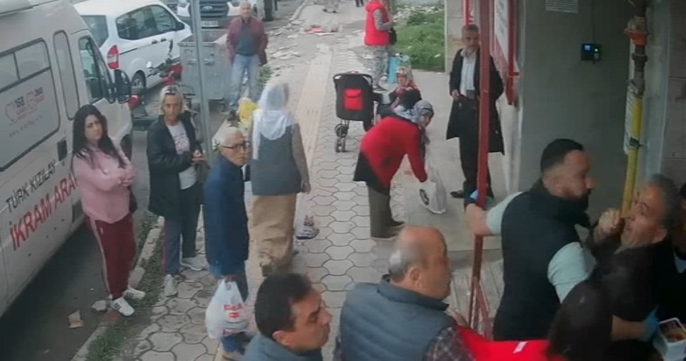 İskenderun'da yemek dağıtan Türk Kızılay personeline saldırı - 1