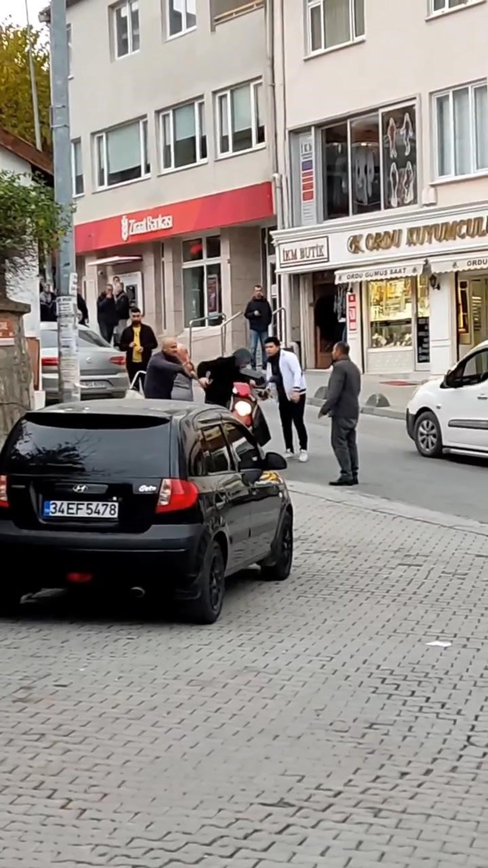 Ters yöne giren motosikletliye baltalı tehdit - 1