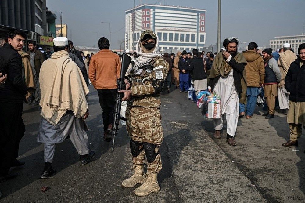 Afganistan'daki açlık krizinin acı yüzü: 3 yaşında ama bir bebek kadar küçük - 27