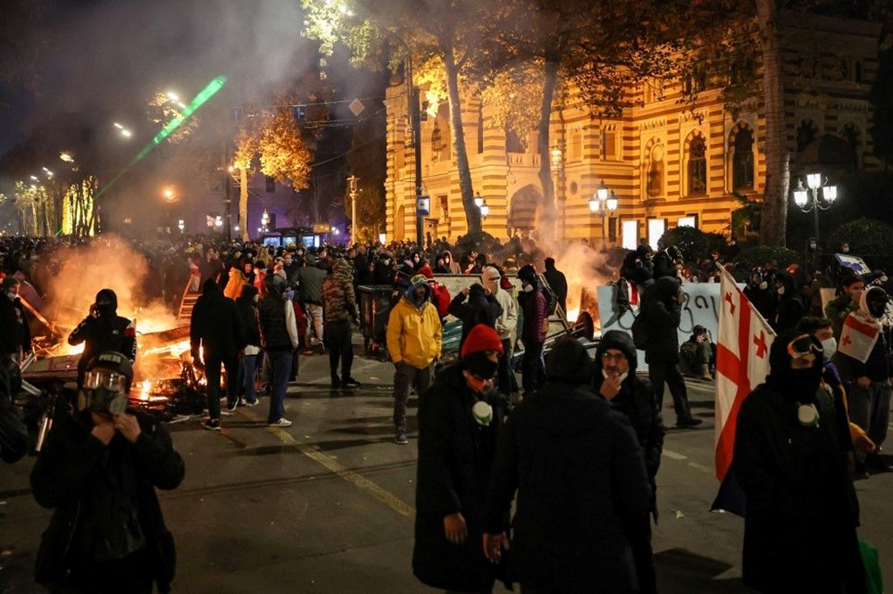 Gürcistan'da gösteriler devam ediyor:  Protestocular parlamento binasına havai fişekle saldırdı - 12