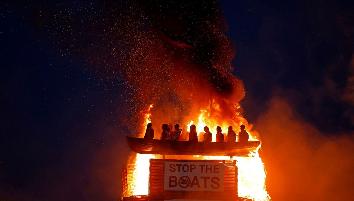 Kuzey İrlanda’da tepki çeken “şenlik ateşi”