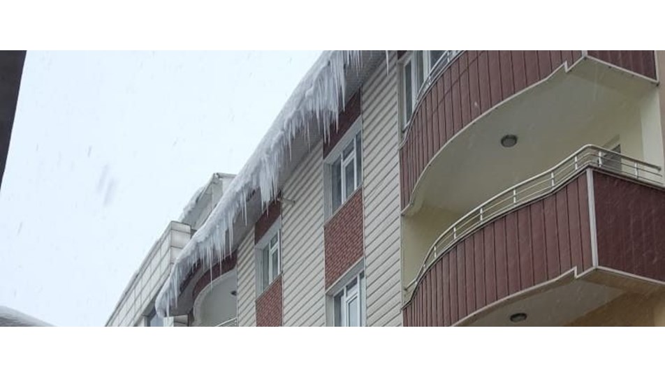 Çatıdan düşen buz sarkıtı öldürdü
