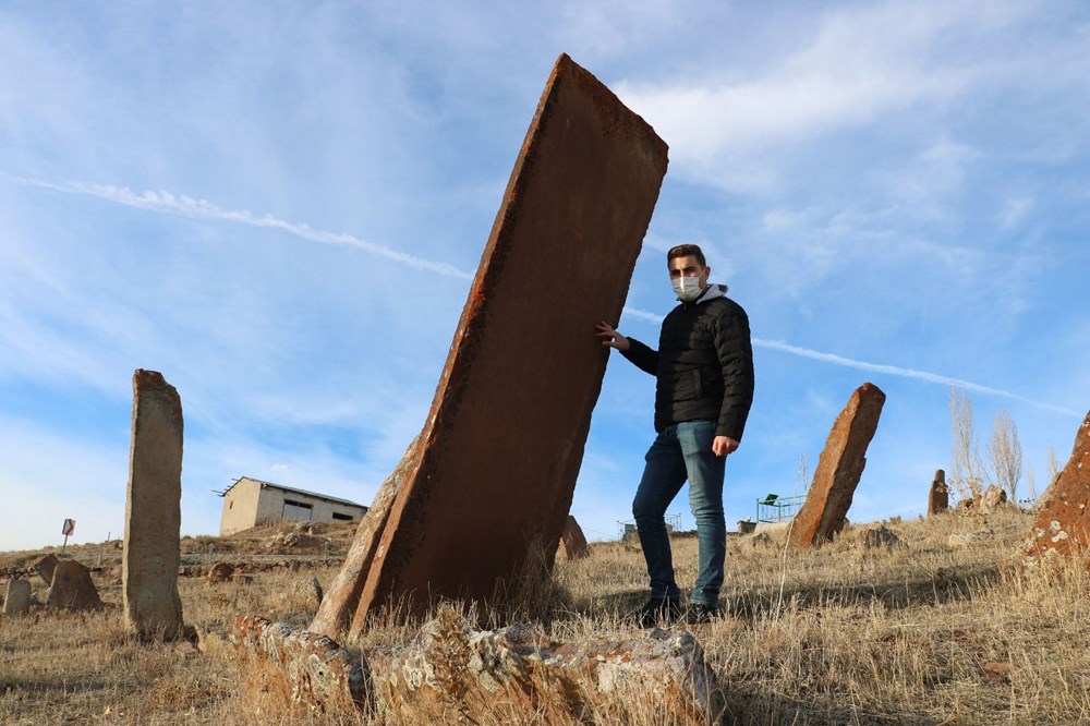 4 asırlık mezarlıktaki dev mezar taşları dikkat çekiyor - 8