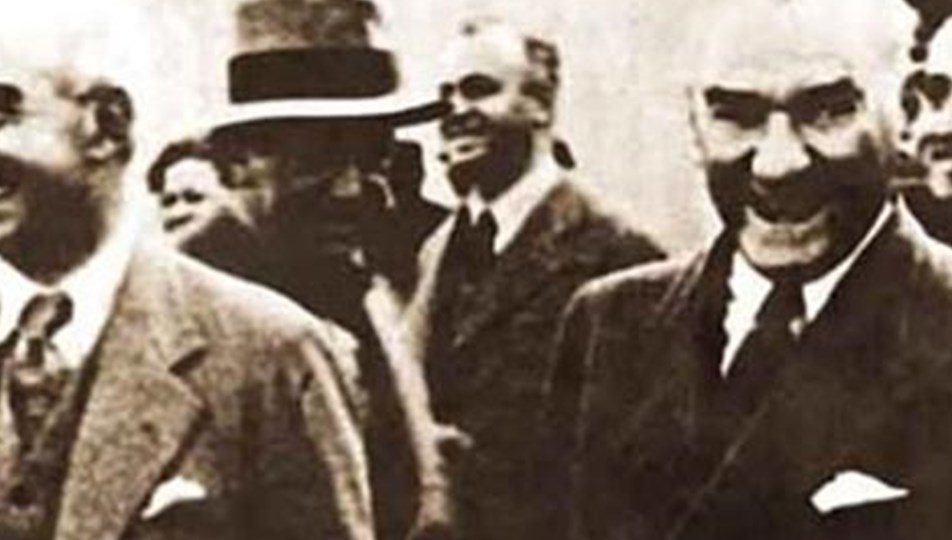 ataturk un gulerken cekilmis