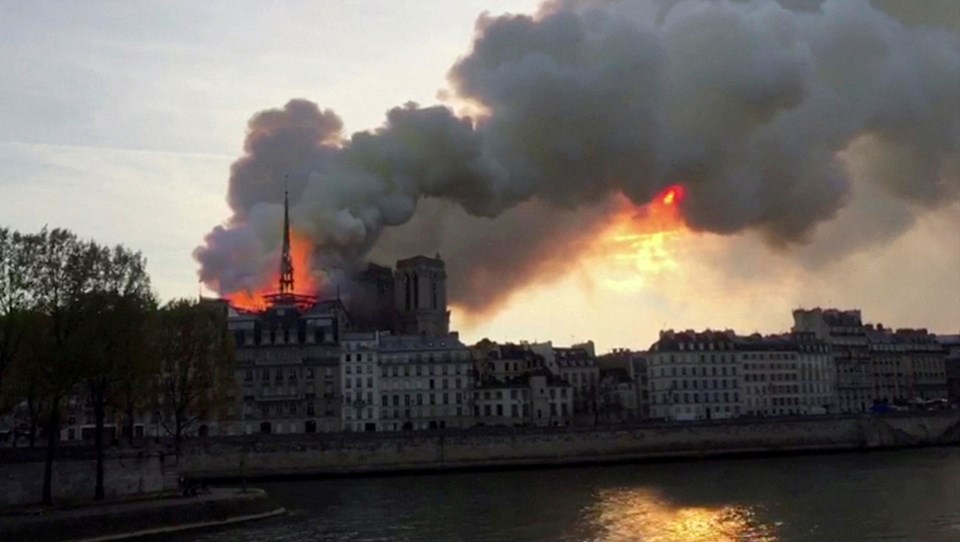 Tarihi Notre Dame Katedrali'nde yangın - 1