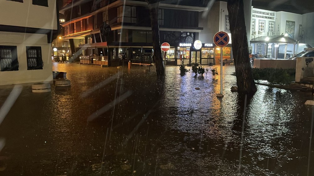 Balıkesir, İzmir ve Manisa’da su baskını: Caddeler su altında kaldı - 1