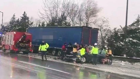 TIR'ın altına giren otomobil kağıt gibi ezildi: 1 ölü, 1'i ağır 3 yaralı