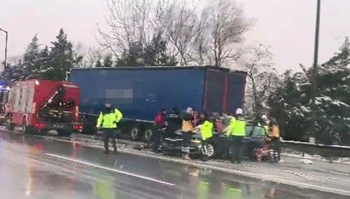 TIR'ın altına giren otomobil kağıt gibi ezildi: 1 ölü, 1'i ağır 3 yaralı TIR'ın altına giren otomobil kağıt gibi ezildi: 1 ölü, 1'i ağır 3 yaralı