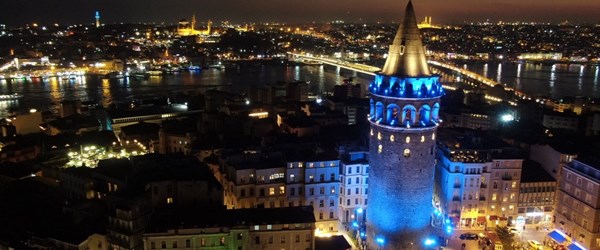 İstanbul’un simgeleri maviye büründü