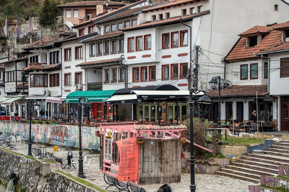 Prizren'in yıkılan evlerinin kapı ve pencereleri sergide buluştu - 7