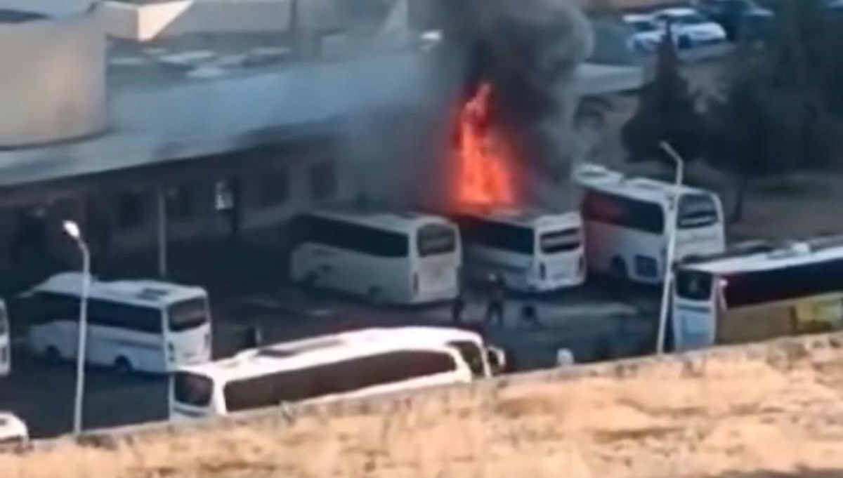 Diyarbakır Otogarı'nda park halindeki otobüs yandı Diyarbakır Otogarı'nda park halindeki otobüs yandı