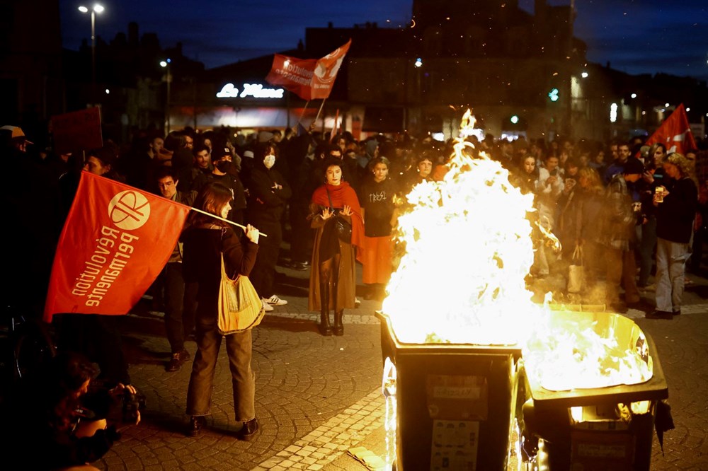 Fransa’da emeklilik reformu karşıtı gösteriler şiddetlendi: Bordeaux Belediye Binası ateşe verildi - 5