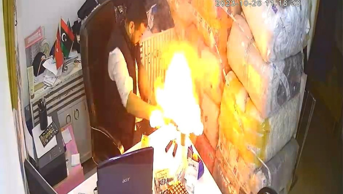 Bıçakla açmak istediği cep telefonu bataryası, bomba gibi patladı Bıçakla açmak istediği cep telefonu bataryası, bomba gibi patladı