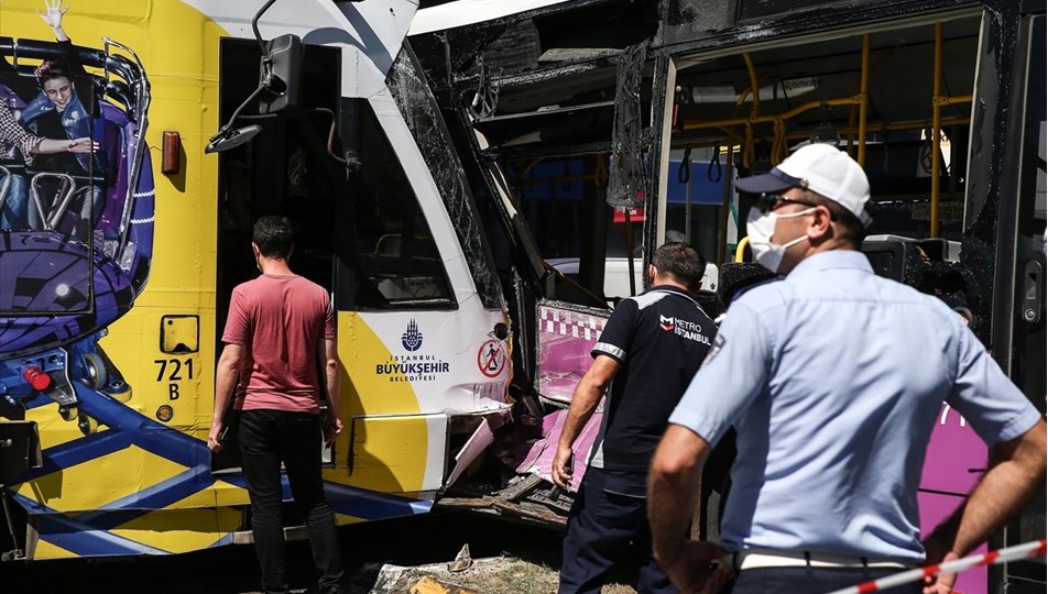 istanbul da tramvay ile halk otobusu