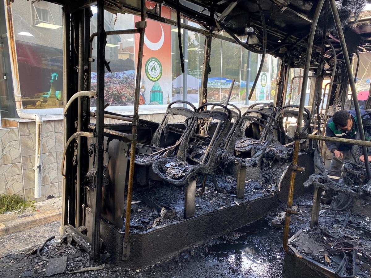 Yangın sonrası otobüs hurda yığınına döndü